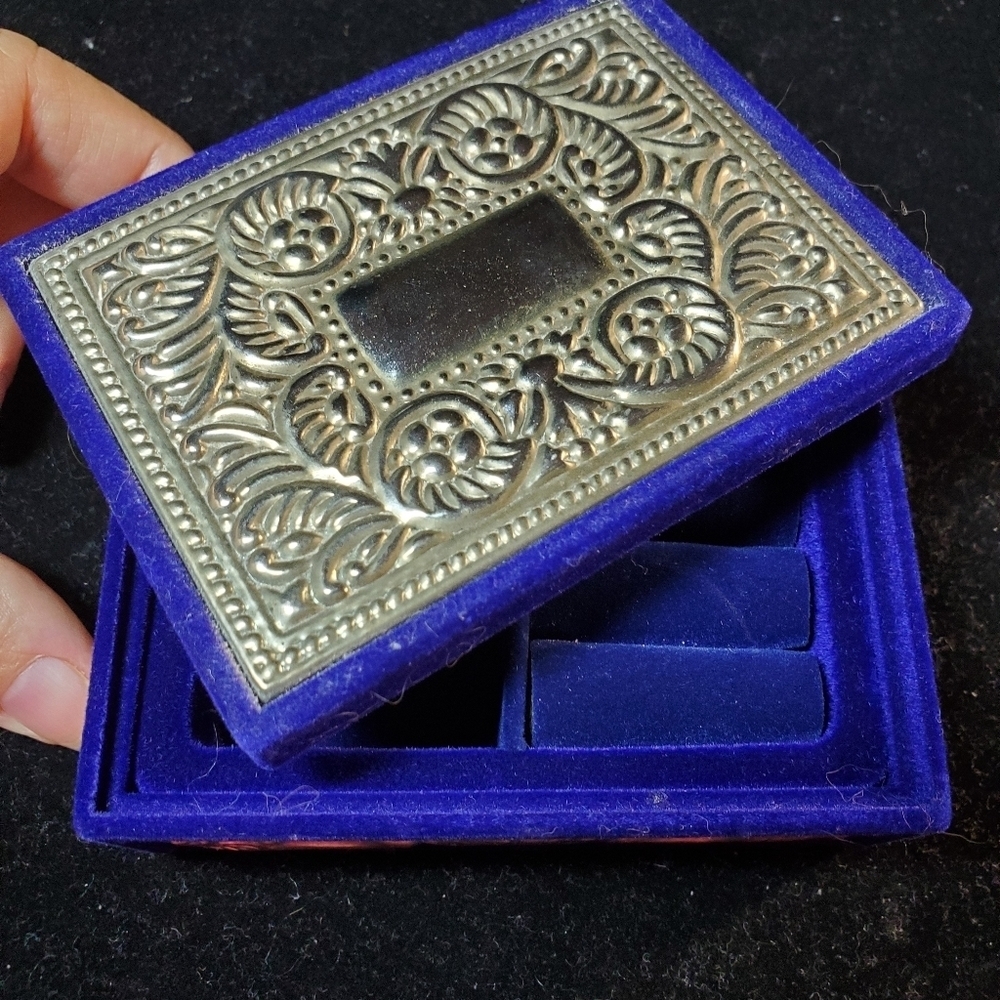 Silver & Blue Velvet jewelry box - Picture 7 of 13